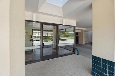 43050 12 Oaks Crescent Dr unit 2066, Novi, MI 48377 - photo 2