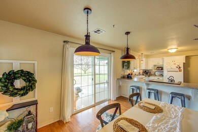 1138 SW Cottonwood St, Grants Pass, OR 97526 - photo 4