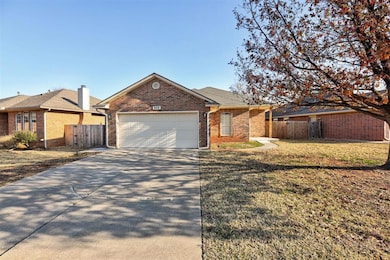 909 Pruett Dr, Edmond, OK 73003 - photo 2