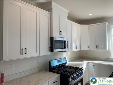 8868 Yorkshire Cir, Fogelsville, PA 18051 - photo 3