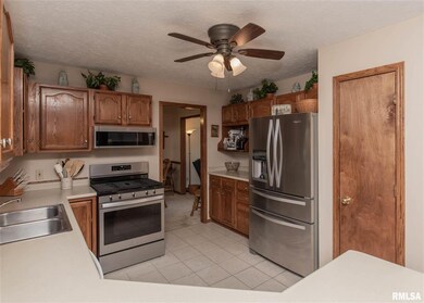 1626 W 44th Ct, Davenport, IA 52806 - photo 5