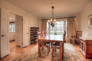 Dining Room. Picture Window.