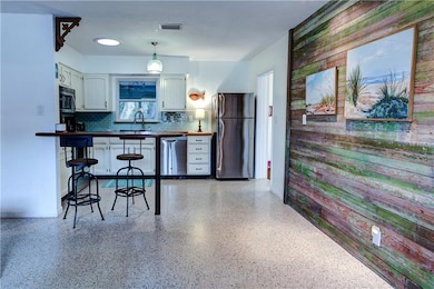 819 E 9th Ave, New Smyrna Beach, FL 32169 - photo 3