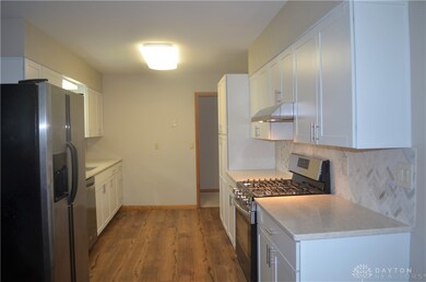 Newly renovated kitchen w/ quartz counters, newer
