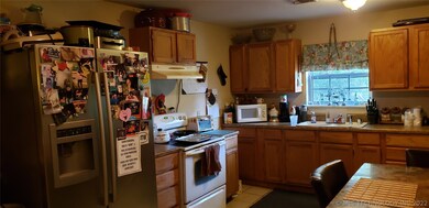 Large kitchen. Refrigerator does not stay.