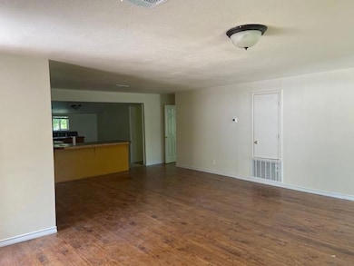 823 Monterrey St, Lockhart, TX 78644 - photo 5