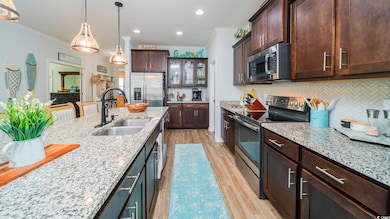 Kitchen with tasteful backsplash, light wood-type 