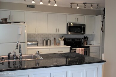 Updated kitchen w/ granite island