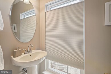 1601 Hunting Creek Dr unit B, Alexandria, VA 22314 - photo 4