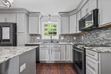 128 Melbourne Ct, Naugatuck, CT 06770 - photo 3