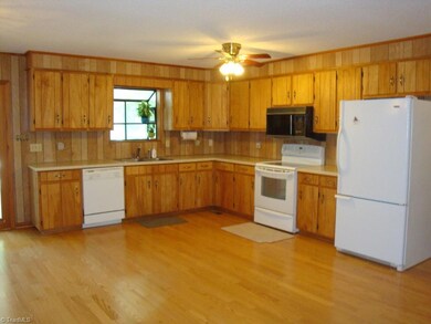 1080 Running Cedar Rd, Asheboro, NC 27205 - photo 4