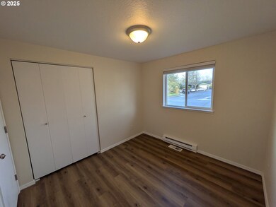 253 S Grove Ln, Sutherlin, OR 97479 - photo 6