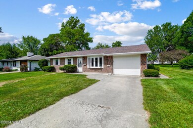 811 N Blackhoof St, Wapakoneta, OH 45895 - photo 4