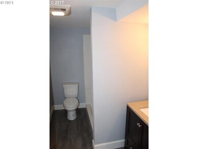 818 E 11th St, the Dalles, OR 97058 - photo 3