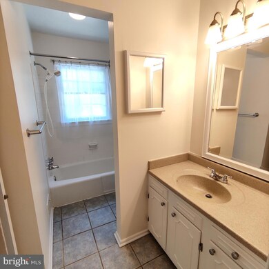 9534 Old Creek Dr, Fairfax, VA 22032 - photo 5