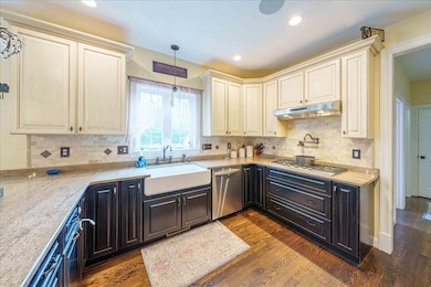 11 Bellingham St, Mendon, MA 01756 - photo 6