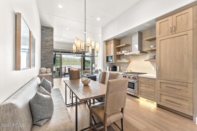3_Kitchen-Dining_1800x1200_4057081