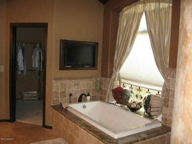 Master Bathroom (4)