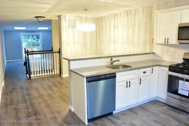 211 Pembrook Loop, Staten Island, NY 10309 - photo 4