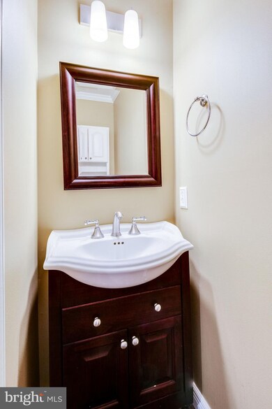 2414 Garnett Dr, Alexandria, VA 22311 - photo 6