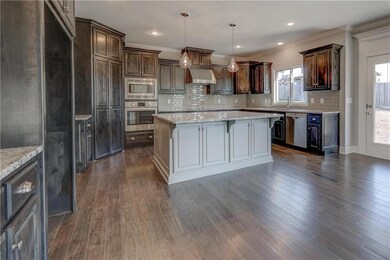 1528 SW Cross Creek Dr, Lee's Summit, MO 64082 - photo 4