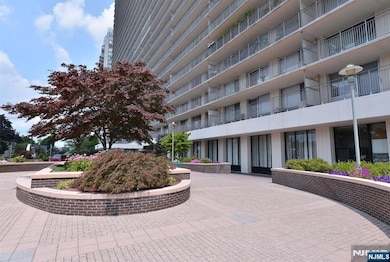 The Colony unit 7J, Fort Lee, NJ 07024 - photo 3