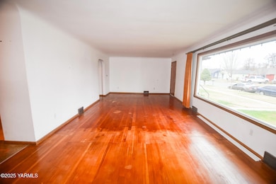 803 Adams Ave, Toppenish, WA 98948 - photo 6