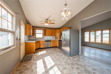 2020 Lauren Dr SW, Cedar Rapids, IA 52404 - photo 4