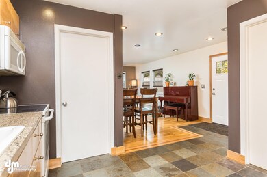 Kitchen & Dining