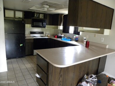 Kitchen with breakfast bar