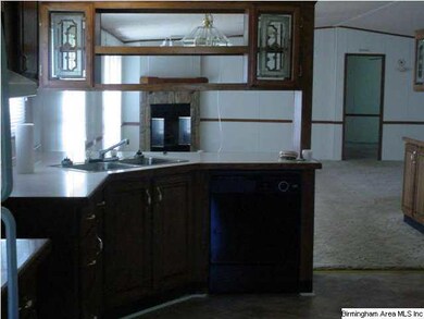 Spacious eat in kitchen with lots of cabinets