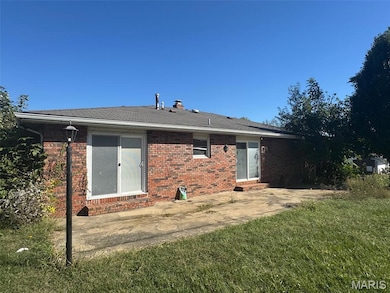 1240 Thistle Dr, Vandalia, IL 62471 - photo 2