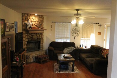 513 N Avenue B, Springtown, TX 76082 - photo 5