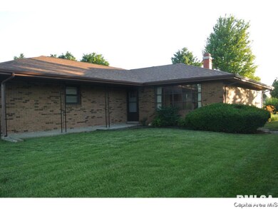9 Eisenhower Dr, Jacksonville, IL 62650 - photo 3