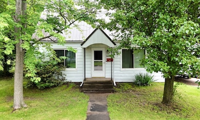 107 W King St, Fairfield, IL 62837 - photo 2