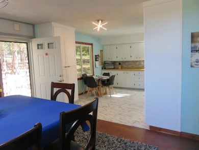 Looking thru to kitchen