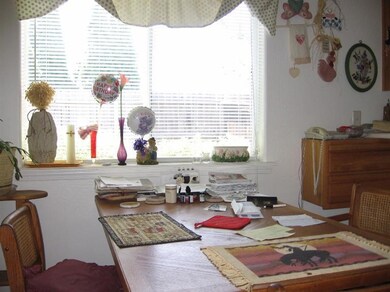 596 Briarwood Dr, Central Point, OR 97502 - photo 2