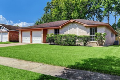 16323 Tibet Rd, Friendswood, TX 77546 - photo 2