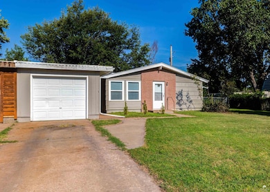 3007 Castle Ct, Salina, KS 67401 - photo 2