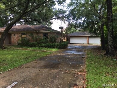 10210 Woodhollow Dr, Conroe, TX 77385 - photo 2