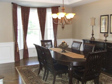 1071 Woodberry Dr, Mountain Top, PA 18707 - photo 2