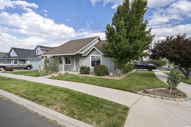 410 NW 24th St, Redmond, OR 97756 - photo 4