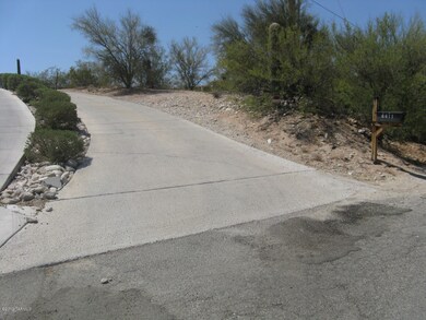 Beginning of driveway off Cmo del Rey