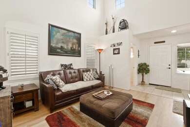 773Isela-LivingRm&Entry