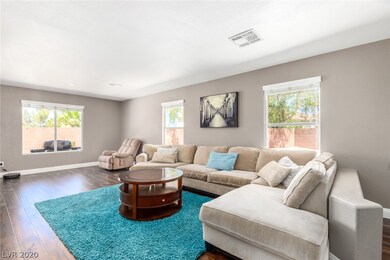 GORGEOUS LIVING ROOM WITH WONDERFUL NATURAL LIGHT