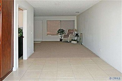 Spacious and Bright Dining Room Area Open to the L