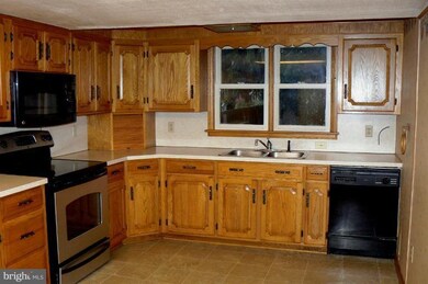 436 S 2nd St, Chambersburg, PA 17201 - photo 4