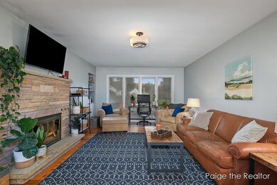 Living Room w Fireplace