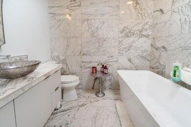 Elmwood MB good shot of bathtub