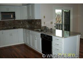 Kitchen w Granite Countertops